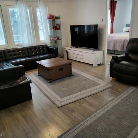 Spacious Modern 15 Minutes From Airport *