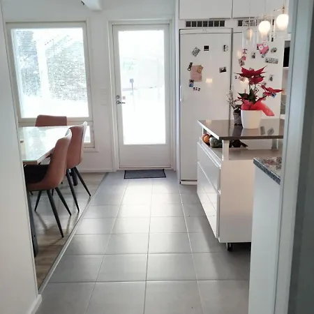 Spacious Modern 15 Minutes From Airport 万塔