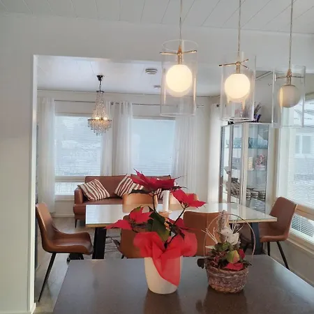 Spacious Modern 15 Minutes From Airport